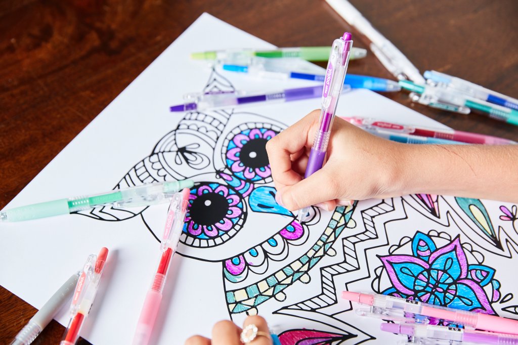 PILOT Pen Poplol in purple colouring in an owl with other colours around the paper.